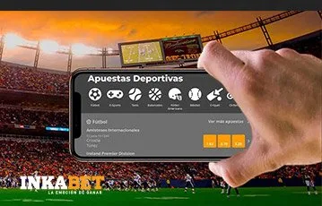 Pieza gráfica de un sitio de reseñas donde una mano sostiene un teléfono con la sección deportiva abierta, sobre el fondo de un estadio al atardecer.