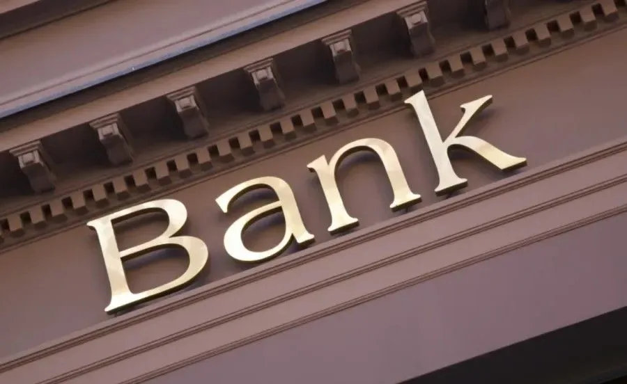 Fotografía de la fachada de un banco con la palabra Bank tallada en la piedra del frontis.